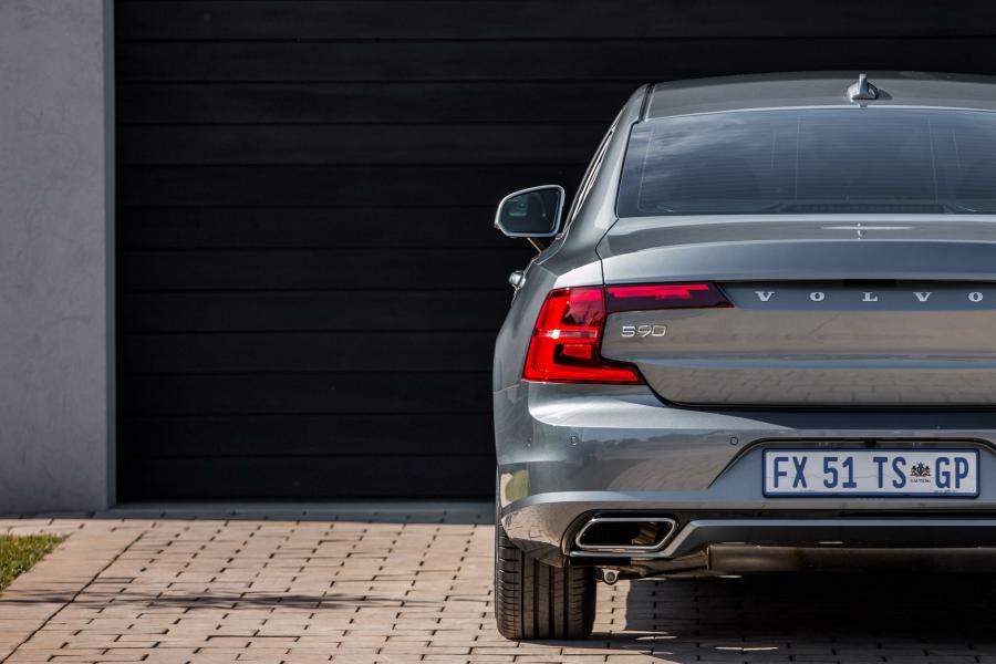 Детали экстерьера Volvo S90 T6 R-Design 2017 года  (ZA) (фото 6 из 20)